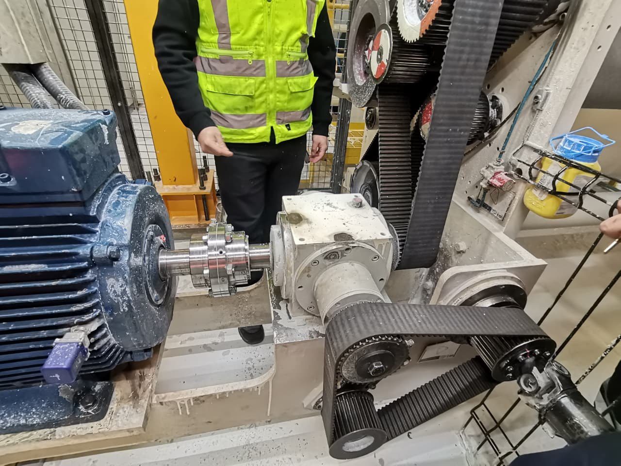 Accionamiento monitoreado en una planta de tissue: motor eléctrico, acople y caja angular de una línea de conversión